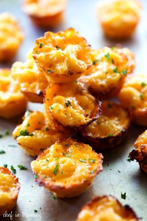 Homemade Mac and Cheese Bites - These are so simple and the perfect finger food ideal for serving kids and as an appetizer! These are DELICIOUS! Mini Food Appetizers, Egg Benedict, Mac And Cheese Bites, Homemade Mac And Cheese, Mini Appetizers, Superbowl Appetizers, Fall Appetizers, Cheese Bites, Wontons