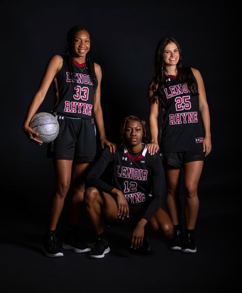 #mediaday #poses #basketballposes Basketball Trio Poses, Basketball Pictures Poses, Basketball Pictures, Picture Poses, Basketball