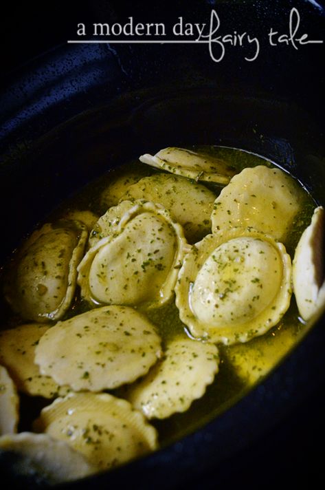 Crock Pot Ravioli, Slow Cooker Ravioli Lasagna, Spinach And Cheese Ravioli, Pesto Ravioli, Crockpot Ravioli, Ravioli Sauce, Spinach Ravioli, Ravioli Lasagna, Cheese Ravioli