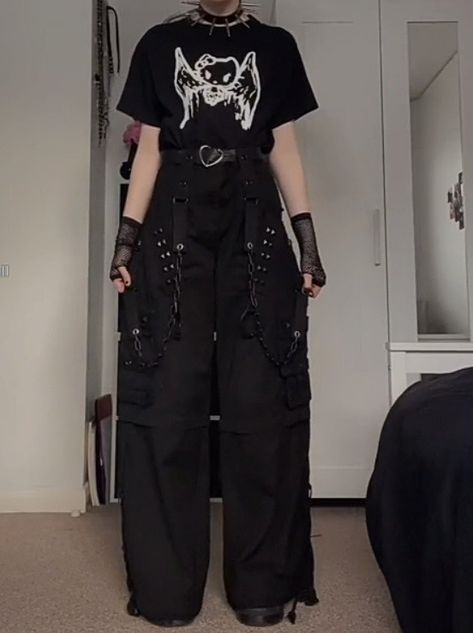 Edgy Masculine Outfits, Alt Fem Outfits, Dark Grunge Aesthetic Outfits, Goth Girl Outfits, Billionaire Homes, Edgy Fits, Masculine Outfits, Androgynous Outfits, Dark Outfits