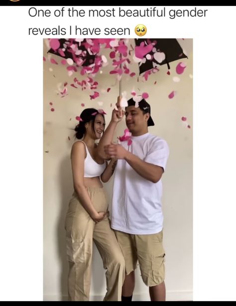 A couple opens up an umbrella to
Have confetti (in the color of pink) fall out. It reveals the gender  of the baby. Umbrella Gender Reveal, Gender Reveal Drinks, Gender Reveal Photography, Creative Gender Reveals, Christmas Gender Reveal, Gender Reveal Baby Shower Themes, Gender Reveal Unique, Fall Pregnancy Announcement, Gender Reveal Announcement