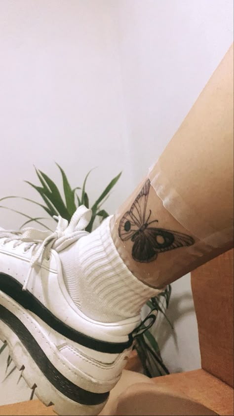 Ying Yang Tattoo Leg, Yin And Yang Butterfly Tattoo, Dainty Yin Yang Tattoo, Ying Yang Tattoo Flower, Ying Yang Butterfly, Butterfly Ying Yang Tattoo, Cool Ying Yang Tattoo, Yin Yang Butterfly Tattoo, Ying Yang Flower Tattoo