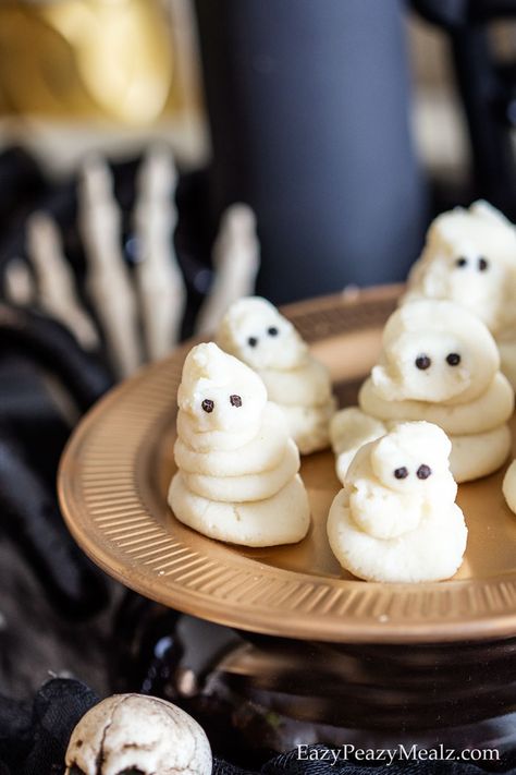 Mashed potato ghosts are a quick and easy, super cute and fun Halloween side dish. Use peppercorns or black sesame seeds for the eyes. Dinner Ideas Potatoes, Fun Halloween Side Dishes, Potatoe Ideas, Halloween Dinner Ideas, Halloween Party Punch, Vegan Halloween Food, Themed Dinner Party, Stew Dinner, Baked Recipe