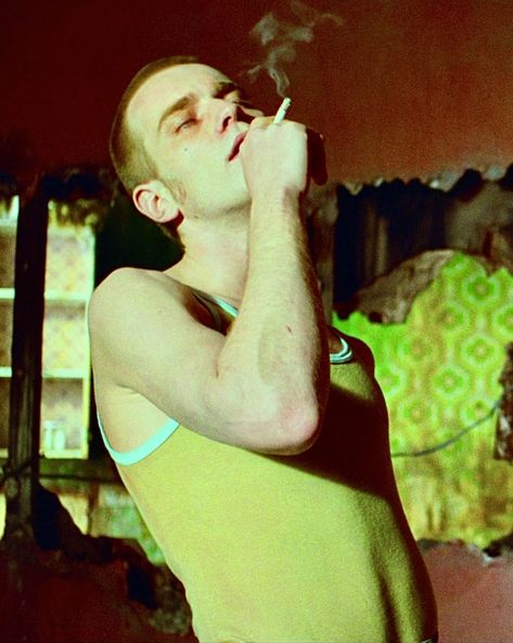 Renton Trainspotting, Septième Art, Where Is My Mind, Movie Shots, Trainspotting, Film Studies, Ewan Mcgregor, Neo Noir, Movie Fashion