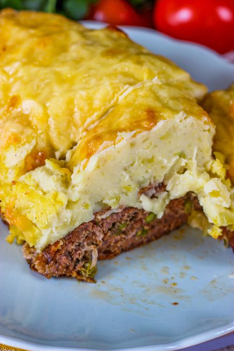 Meat With Mashed Potatoes, Jamie Oliver Meatloaf, Meatloaf With Mashed Potatoes, Classic Meals, Hamburger Casseroles, Beef Ideas, Baked Meatloaf, Cheese Stuffed Meatloaf, Traditional Meatloaf