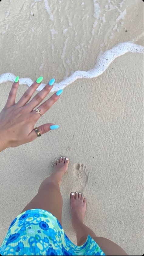 Mexico Nails Vacations The Beach, Lexi Hidalgo Nails, Beach Vacation Nails 2023, Two Different Nail Colors On Each Hand, Summer Toes 2023, Different Color Nails On Each Hand, Cuba Nails, Nails For Hawaii Vacation, Two Different Colored Nails On Each Hand