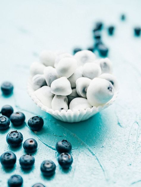 These Frozen Yogurt Blueberries are a simple, healthy snack that satisfy your sweet tooth big time. Yogurt Covered Blueberries, Blueberry Bites, Yogurt Blueberries, Frozen Yogurt Blueberries, Frozen Snacks, Idea For Summer, Frozen Grapes, Yogurt Bites, Frozen Snack