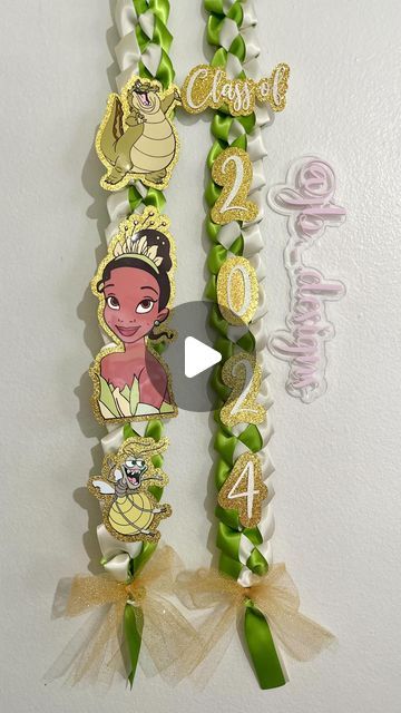 Princess And The Frog Graduation Cap, Graduation Designs, Senior Board, Senior Hoco, Senior Outfits, Creative Graduation Caps, Graduation Shoot, Tiana Disney, Graduation Cap Decoration Diy