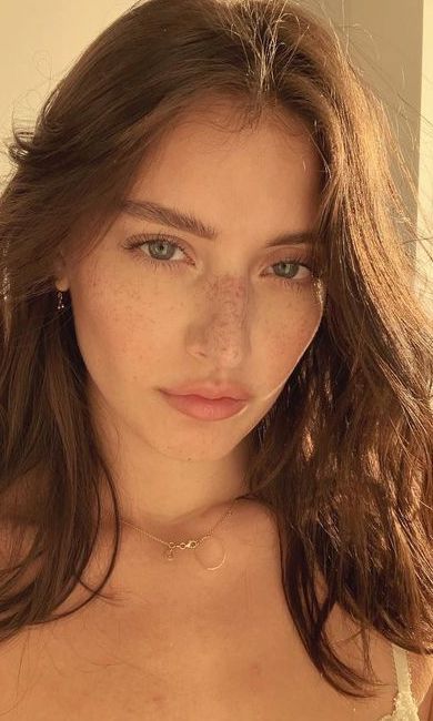 Brown Hair And Green Eyes, Brown Hair Girl With Green Eyes, Brunette With Freckles And Green Eyes, Dark Hair Green Eyes, Green Eyes Girl Aesthetic, Brunette Green Eyes Girl, Brown Hair Brown Eyes Freckles Girl, Brown Hair Green Eyes, Jessica Clement