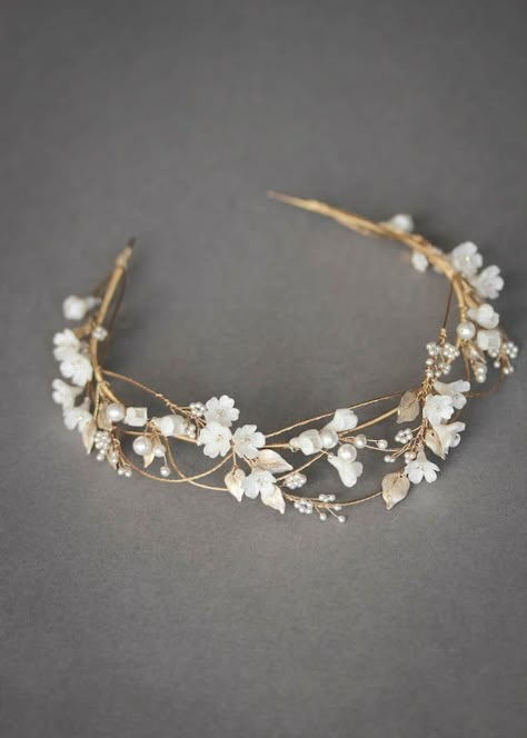 Tiaras For Brides, Wedding Dresses Accessories, Wedding Accesories Aesthetic, Cute Wedding Accessories, Wedding Accessories Tiara, Boho Wedding Tiara, Unconventional Wedding Hairstyles, Wedding Tiara Floral, Crowns For Wedding Brides