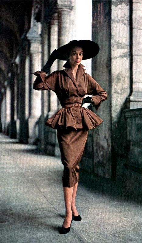 1950 Jean Patchett in bronze rayon suit with peplum jacket by unidentified designer, Harper's Bazaar, 1950 Style, Istoria Modei, العصور الوسطى, Mode Retro, Vogue Vintage, 1950 Fashion, Glamour Vintage, Vintage Suit, Fifties Fashion