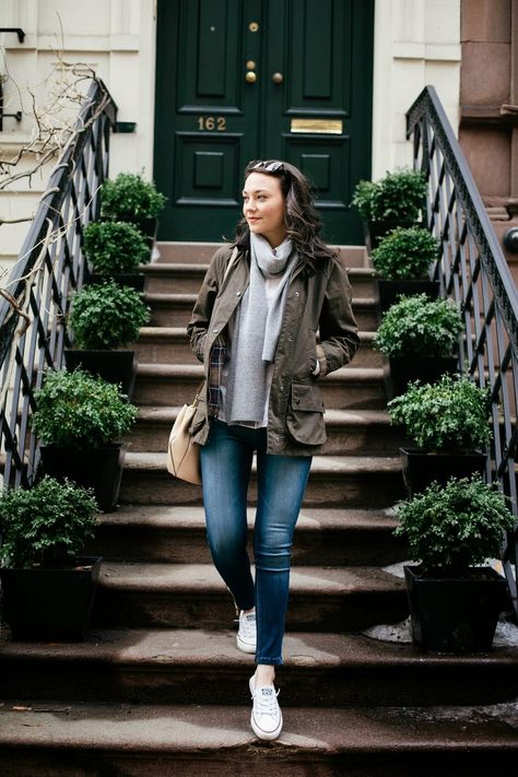 Barbour Jacket Outfit, Printemps Street Style, Preppy Fall Outfits, Preppy Fall, Barbour Jacket, Early Spring Outfits, Mode Casual, Stil Inspiration, Casual Fall Outfits