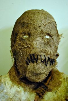 Batman Style Scarecrow Mask Scarecrow Batman Costume, Scary Halloween Masks Diy, Scarecrow Mask Diy, Horror Scarecrow, Pagan Mask, Diy Halloween Mask, Burlap Mask, Batman Scarecrow, Diy Scarecrow Costume