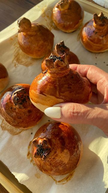 Sivan's Kitchen on Instagram‎: "RECIPE BELOW ⬇️ Just in time for your Rosh Hashana dinner, these adorable pomegranate shaped challahs ❣️ they’re fun to make and a perfect addition to your table. Have the kids help you, it’s so much fun 🥰 Recipe yields about 24 pomegranates Sweet and fluffy egg challah recipe Ingredients: •4 cups of all purpose flour •1/3 cup of cornstarch ��•1 heaping tbsp. of dry active yeast •1/2 cup of sugar •1 heaping tsp. of salt •3 tbsp. of oil (any oil but olive Sivan's Kitchen, Challah Rolls, Challah Recipe, Yom Teruah, Fluffy Eggs, Kids Help, Challah Bread, Rosh Hashana, All Purpose Flour