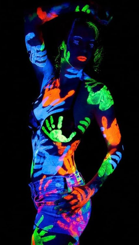 Rave Outfits Glow In The Dark, Glow In The Dark Body Art, Uv Photography Portraits Body Art, Blacklight Body Art, Neon Paint Photoshoot, Black Light Photography, Glow In The Dark Photoshoot, Uv Body Painting Ideas, Body Paintings Female Photoshoot