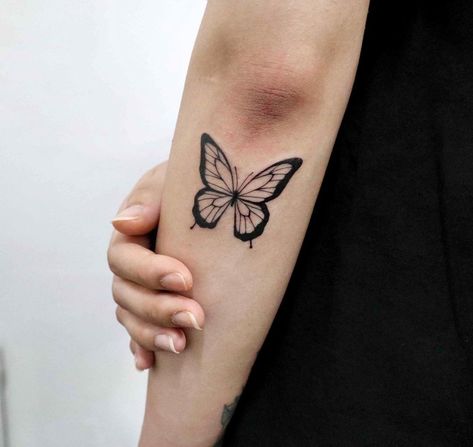 Morpho Butterfly Tattoo, Tattoo Lotus Flower, Tattoo American Traditional, Realistic Butterfly Tattoo, Rose And Butterfly Tattoo, Butterfly With Flowers Tattoo, Butterfly Tattoo Stencil, Butterfly Tattoos On Arm, Tattoo Lotus