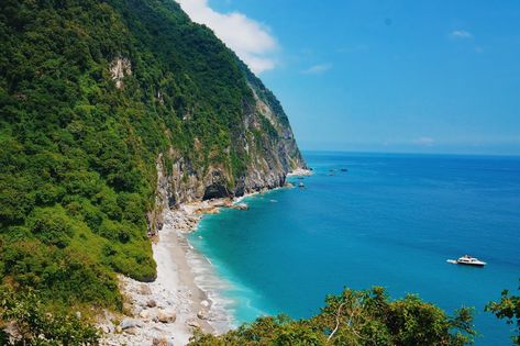 Hualien Beach Taiwan Itinerary, How To Go, Travel Couple, Taipei, Taiwan, Places To Go, Bucket List, Jam, Water