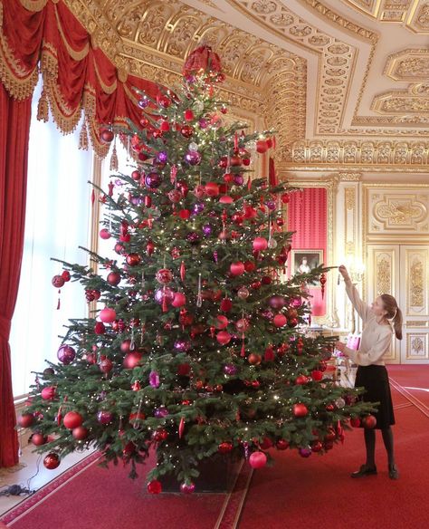 Christmas Castle Aesthetic, Gorgeous Christmas Decor, Formal Christmas Tree, English Christmas Decorations, British Antiques, Traditional Christmas Tree Decorations, Christmas Tree Luxury, Christmas Oranges, Peppermint Princess