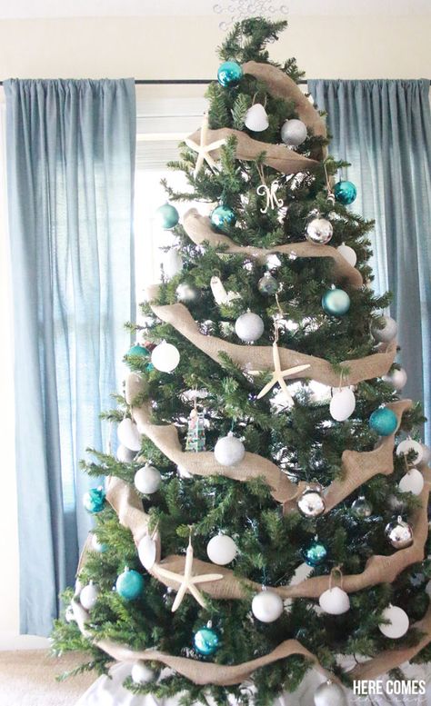 I LOVE this Coastal Christmas tree! Such cute ornaments and what a great idea to use a burlap garland! Simple Diy Ornaments, Sea Christmas Tree, Beachy Christmas Tree, Christmas Tree Ideas Themed, Coastal Tree, Ocean Christmas, Beach Trees, Seaside Christmas, Beach Christmas Trees