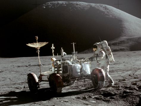 Jim Irwin with LRV at Hadley Rille, 30 July 1972. Detail from image above. (Dave Scott, National Aeronautics and Space Administration AS15-86-11603HR) Man On Moon, Science Galaxy, Lunar Rover, Astronomy Physics, Apollo Space Program, Nasa Spacex, Apollo 11 Mission, Lunar Surface, Apollo Program