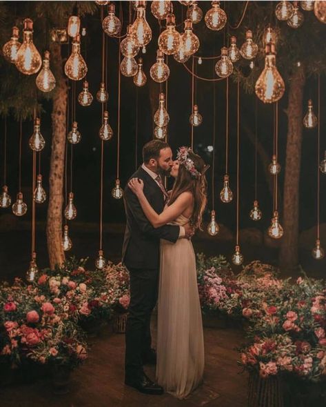 Unique Themes For Cocktail Parties Or Sangeet That Look Absolutely Amazing! Edison Bulb Wedding, Romantic Night Wedding, Mr And Mrs Fox, Night Wedding Photography, Boho Couple, Cocktail Party Decor, Cocktail Party Themes, Wedding Photography Bridal Party, Night Time Wedding