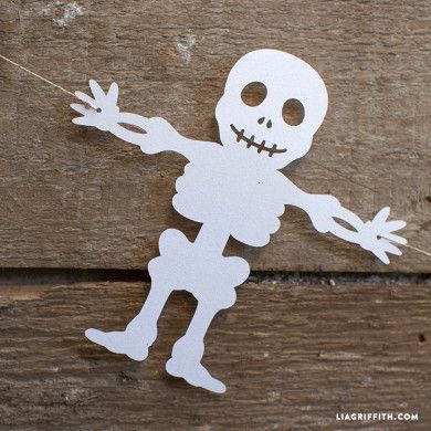 Skeleton Paper Cutout Garland for Halloween Decor Paper Halloween Decorations, Halloween Crafts To Sell, Office Halloween, Photo Halloween, Paper Halloween, Scary Decorations, Halloween Facts, Halloween Flowers, Adornos Halloween