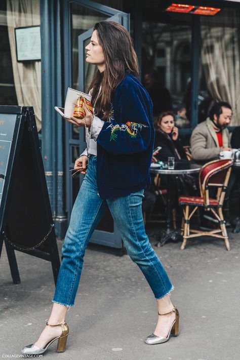 Denim Hacks, Mode Tips, Walking Down The Street, Style Casual Chic, Woman Walking, Blazer Outfit, Collage Vintage, Looks Street Style, Mode Inspo