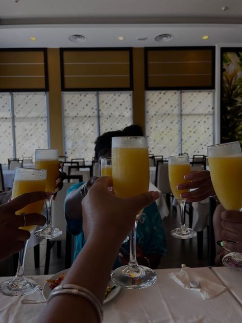 Brunch Pictures Instagram Mimosa, Mimosa Brunch Aesthetic, Pink Tulips Wallpaper Aesthetic, Champagne And Orange Juice, Mimosa Breakfast, Brunch Champagne, Mom Brunch, Friends Brunch, 21st Birthday Themes