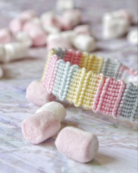 marshmallow rainbow Flip Flop Bracelet Tutorial, Flip Flop Bracelet Pattern, Flip Flop Friendship Bracelet, Flip Flop Bracelet, Diy Friendship Bracelets Easy, Friendship Bracelet Knots, Yarn Crafts For Kids, String Bracelet Patterns, Friendship Bracelets Easy