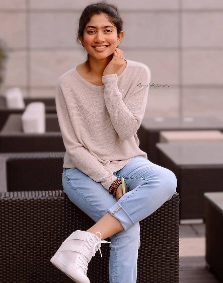 Sai Pallavi Images HD Sai Pallavi Hd Images, Sai Pallavi, Western Wear Outfits, College Outfit, Casual Indian Fashion, Casual College Outfits, Stylish Photo Pose, Trendy Fashion Tops, Model Poses Photography