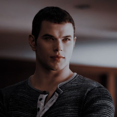 Emmett Cullen Icons, Emmett Cullen Aesthetic, Cullen Aesthetic, Emmett Cullen, Twilight Dr, Team Jacob, The Cullen, Twilight Pictures, Kellan Lutz