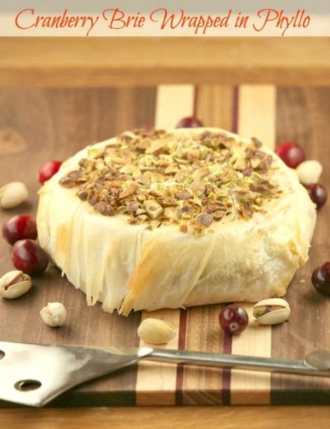 Cranberry Pistachio Stuffed Brie Wrapped in Phyllo - pin it to your Appetizer Board, because every party needs ooey gooey cheese! | fooddonelight.com for cupcakesandkalechips.com Stuffed Brie, Baked Brie Cranberry, Brie Cranberry, Appetizer Board, Christmas Appetizers Easy, Cranberry Brie, Sweet Potatoe Bites, Christmas Appetizer, Brie Recipes