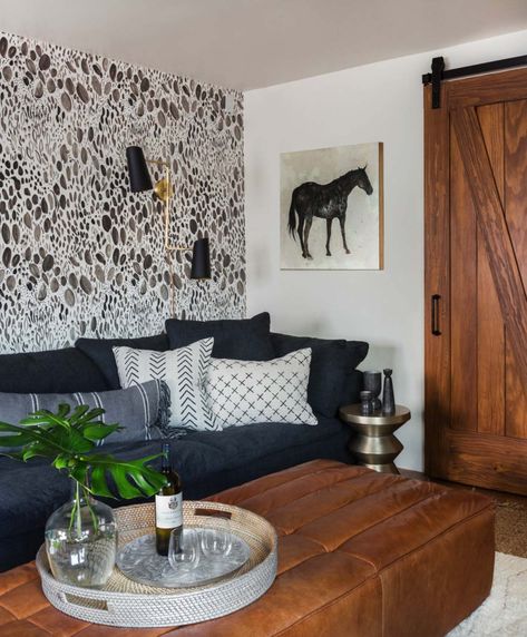 Alluring modern-eclectic home with playful interiors in New Mexico Diy Large Wall Art, Urban Interior Design, Modern Eclectic Home, Modern Media Console, Sofa Ottoman, Modern Family Rooms, Urban Interiors, Modern Properties, Santa Fe New Mexico