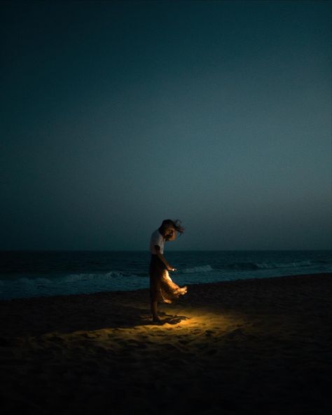 Night Photography Portrait, Blue Hour Photography, Night Portrait, Creative Portrait Photography, Film Inspiration, Blue Hour, Cinematic Photography, Creative Portraits, Portrait Inspiration