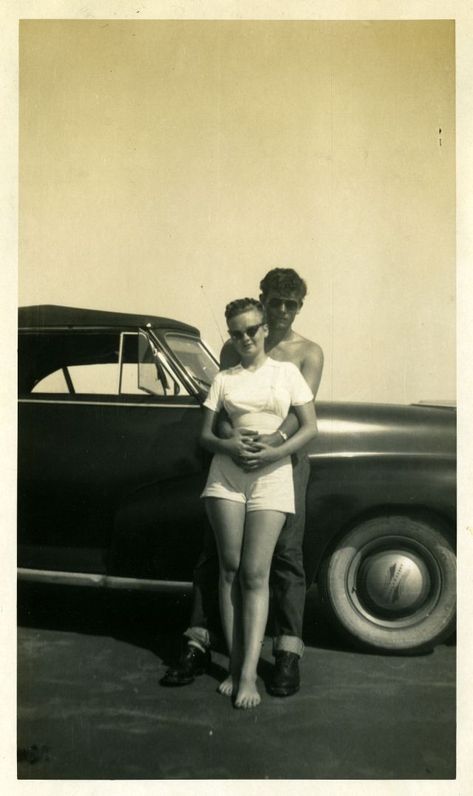 42 Intimate Photos of Young Couples in the 1950s ~ vintage everyday Old Fashioned Love, Vintage Couples, Vintage Photoshoot, Intimate Photos, Fotografi Vintage, Vintage Romance, Va Va Voom, Foto Vintage, Old Car