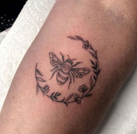 Sun Bee Tattoo, Bee And Moon Tattoo, Cool Nature Tattoos, Bee And Flower Tattoo, Nature Sleeve, Small Bee Tattoo, Symbol For Family Tattoo, Nature Tattoo Ideas, Cool Nature