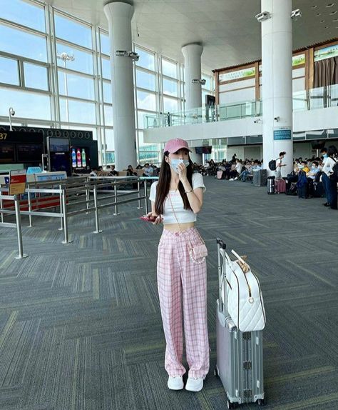 Asian Airport Fashion, Airport Outfits Aesthetic, Airport Fashion Summer, Outfit Bandara, Airport Outfit Korean, Ootd Airport, Airport Ootd, Korean Airport, Singapore Outfit