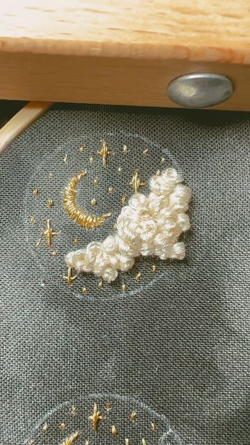 Star Pattern Embroidery, Gold Star Embroidery, Embroidery On Leather Ideas, Embroidered Ornaments Diy, Embroidery Galaxy, Embroider Stars, Cool Embroidery Ideas, Cute Embroidery Ideas, Star Embroidery Pattern