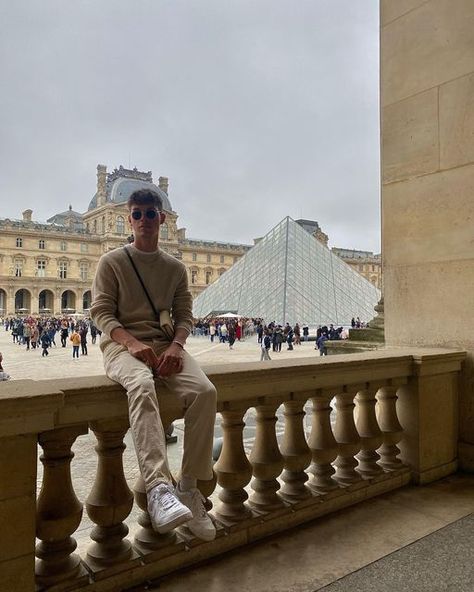 Eddy Davies on Instagram: "visiting mona pending…" Paris Picture Ideas, Indie Fashion Men, Paris Instagram Pictures, Paris Photo Ideas, Fashion In Paris, Paris Travel Photography, Male Portrait Poses, Europe Photography, Mens Photoshoot Poses