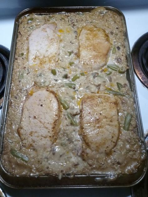 We call it pork chop casserole... - Cheap dump meals ideas Creamy Mushroom Rice, Pork Chop Casserole, Ground Beef Rice, Fat Burning Soup, Pork Chop Recipes Baked, Mushroom Rice, Creamy Rice, Dump Meals, Beef And Rice