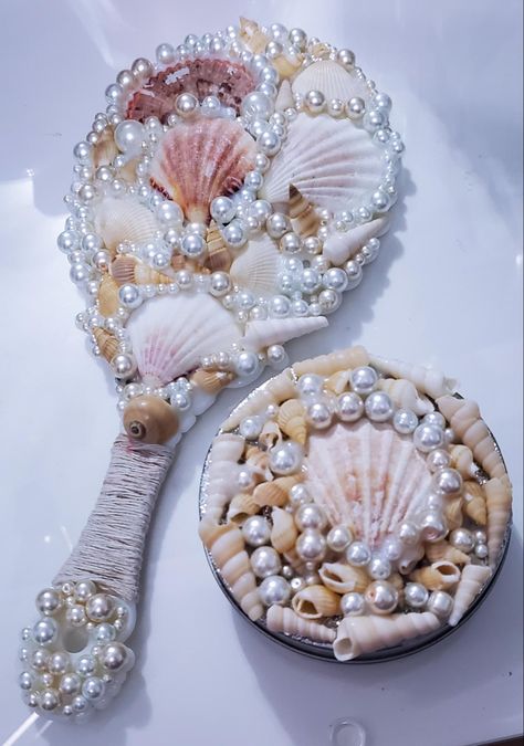 Seashell Hand Mirror, Seashell Jewelry Holder Diy, Sustainable Art Projects, Sirencore Room, Mermaid Core Bedroom, Diy Hand Mirror, Diy Shell Crafts, Shell Shelf, Seashell Crafts Diy