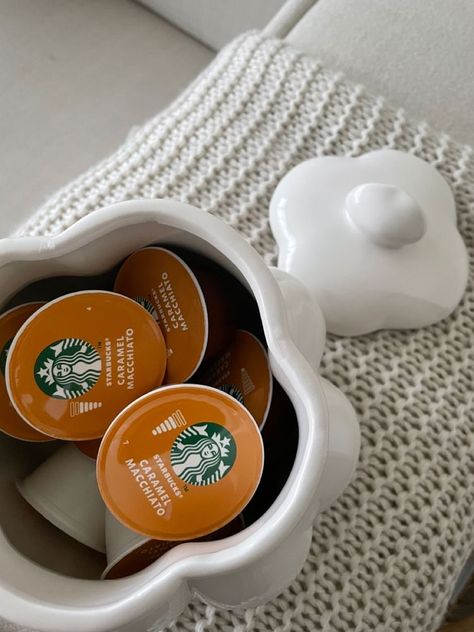 Café Starbucks, Starbucks Caramel, Coffee Obsession, Caramel Macchiato, Think Food, Coffee Corner, Coffee Capsules, Aesthetic Coffee, Coffee Station