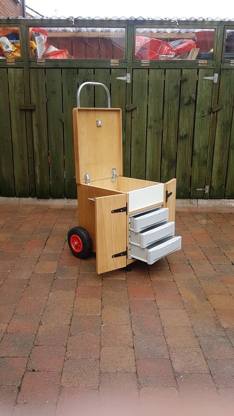 Tool Trolley Diy, Wooden Cart On Wheels, Wooden Tool Box Ideas, Mobile Tool Box, Easy Garage Storage, Tool Trolley, Accessoires 4x4, Tool Box On Wheels, Tool Box Diy