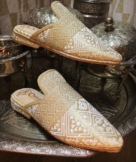 Moroccan Shoes, Moroccan Henna, Moroccan Jewelry, Moroccan Culture, Moroccan Wedding, Moroccan Dress, Moroccan Caftan, Wedding Shoes, Cowboy Boots