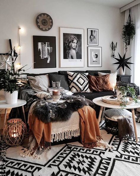 Black Couch, Furnitur Ruang Keluarga, Black And White Living Room, Black Living Room, Living Room Goals, Bohemian House, Brown Living Room, Living Room Decor Cozy, White Living