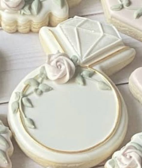 Engagement Ring Cookies Royal Icing, Wedding Cake Cookies Royal Icing, Wedding Cookie Design Ideas, Wedding Ring Cookies Royal Icing, Wedding Cake Decorated Cookies, Diamond Ring Cookies Decorated, Diamond Ring Cookies, Wedding Cake Sugar Cookies, Engagement Party Cookies Decorated