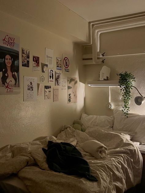 Down Town Room, Uni Dorm, Sage Green Bedroom, Dorm Inspo, Girls Dorm Room, Down Town, Cosy Room, Redecorate Bedroom, Dreamy Room