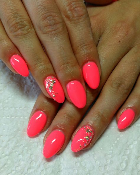 Almond Shaped Nails Designs Summer Hot Pink, Neon Hot Pink Nails, Bright Pink Vacation Nails, Neon Pink And Purple Nails, Neon Nails With Rhinestones, Neon Pink Nails Design Summer, Nails Fucsia Hot Pink, Neon Vacation Nails, Vacation Nails Pink