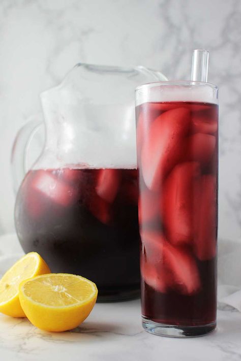 Hibiscus Ginger Tea Hibiscus Recipe, Yummy Fruit Smoothies, Plat Vegan, Tea Drink Recipes, Tea Drinks, Drink Recipes Nonalcoholic, Herbal Teas Recipes, Iced Tea Recipes, Clean Plates