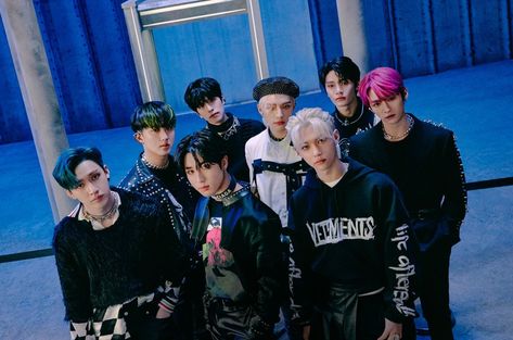 Stray Kids’ ‘Oddinary’ Tops Billboard 200 Albums Chart With Biggest Sales Week of 2022 Stray Kids, Wall